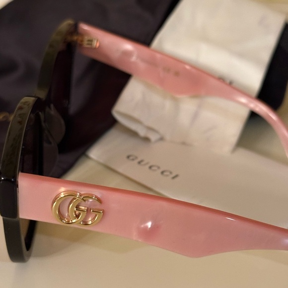 Gucci Black Frame Sunglasses with Pink Arms - Picture 4 of 7